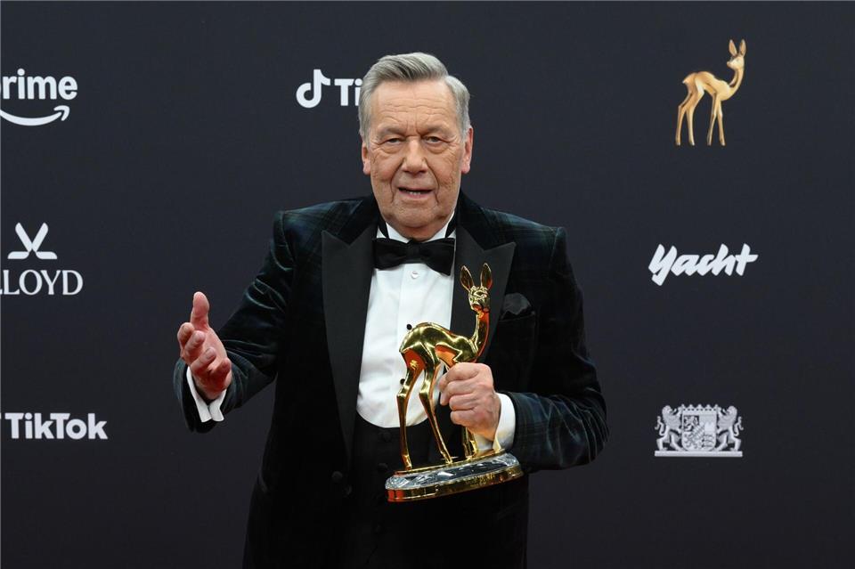 Sänger Roland Kaiser zeigt seinen BAMBI in der Kategorie „Lebenswerk“ bei der 77. Bambi-Verleihung in den Bavaria Filmstudios.Felix Hörhager/dpa