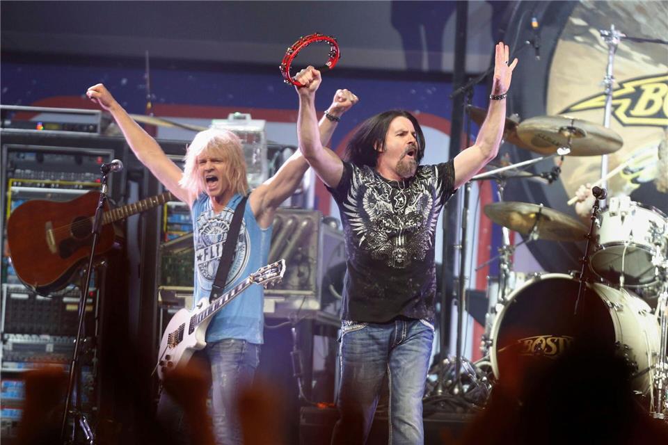 Sänger Tommy DeCarlo (rechts) im Jahr 2013 bei einem Auftritt der Gruppe Boston.Bizuayehu Tesfaye/Invision/AP/dpa