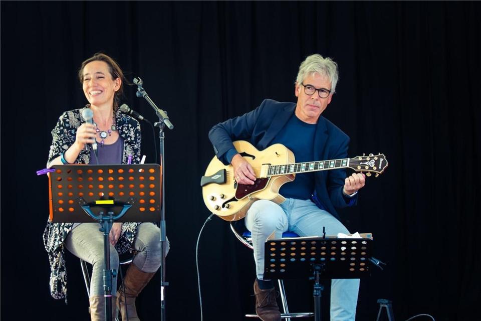 Jazz und Soul in Adelheids Spargelhaus in Erle Sängerin Annemiek Hammer und Thomas Hemmelgarn an der Gitarre werden am Freitag im Spargelhaus Musik machen.
