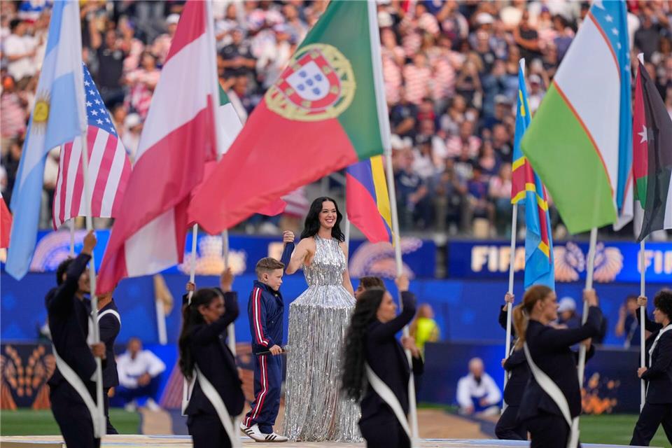 Sängerin Katy Perry war am Freitag beim Spiel der USA gegen Paraguay in Los Angeles aufgetreten.Mark J. Terrill/AP/dpa