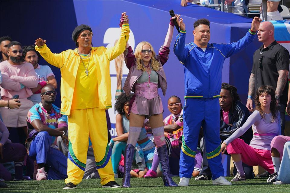 Sängerin Madonna tritt mit den Ex-Fußballern Ronaldinho (l) und Ronaldo bei der Halbzeitshow auf.Julio Cortez/AP/dpa