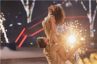 Sängerin Nadja Benaissa und Profitänzer Vadim Garbuzov  in der RTL-Tanzshow „Let’s Dance“ im Coloneum in Köln. Rolf Vennenbernd/dpa