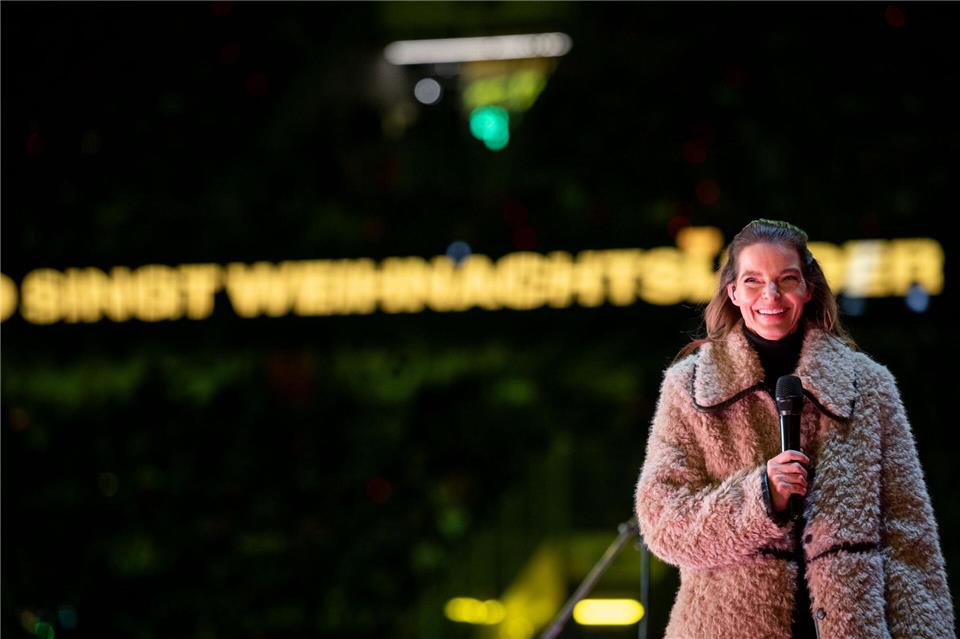 Sängerin Yvonne Catterfeld gab Klassiker wie „Leise rieselt der Schnee“ zum Besten.Fabian Strauch/dpa