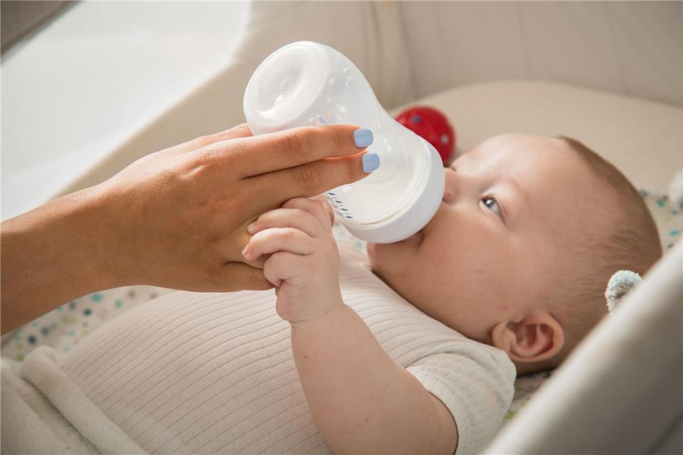 Säuglingsnahrung für das erste Jahr: Produkte mit der Kennzeichnung „Pre“ oder „1“ sind für Babys im gesamten ersten Lebensjahr geeignet und können Muttermilch ersetzen.Christin Klose/dpa-tmn