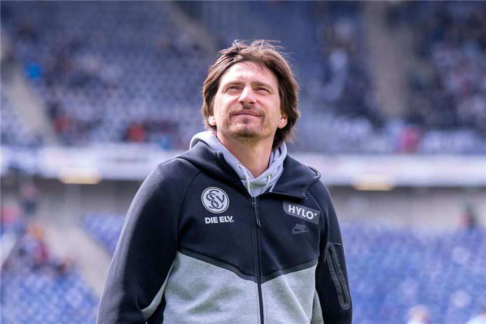 Sah an seinem 40. Geburtstag ein Remis seines Teams: Elversbergs Trainer Vincent Wagner. David Inderlied/dpa