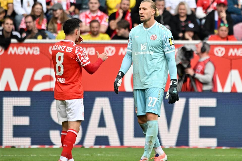 Sah die Rote Karte: Mainz-Keeper Robin Zentner (r).Torsten Silz/dpa
