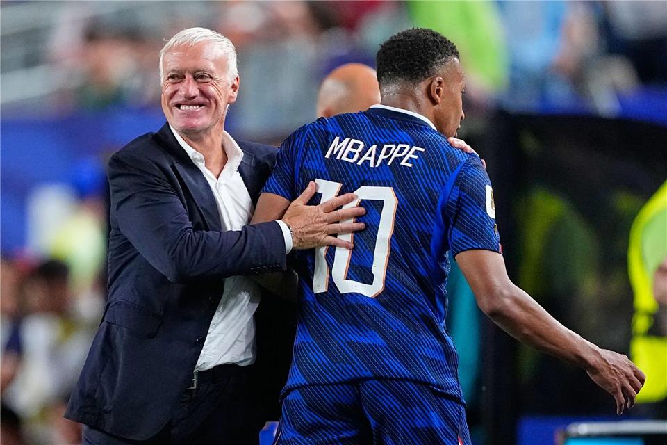 Sah eine Leistungssteigerung nach Wiederbeginn: Frankreich-Coach Didier Deschamps. Petr David Josek/AP/dpa