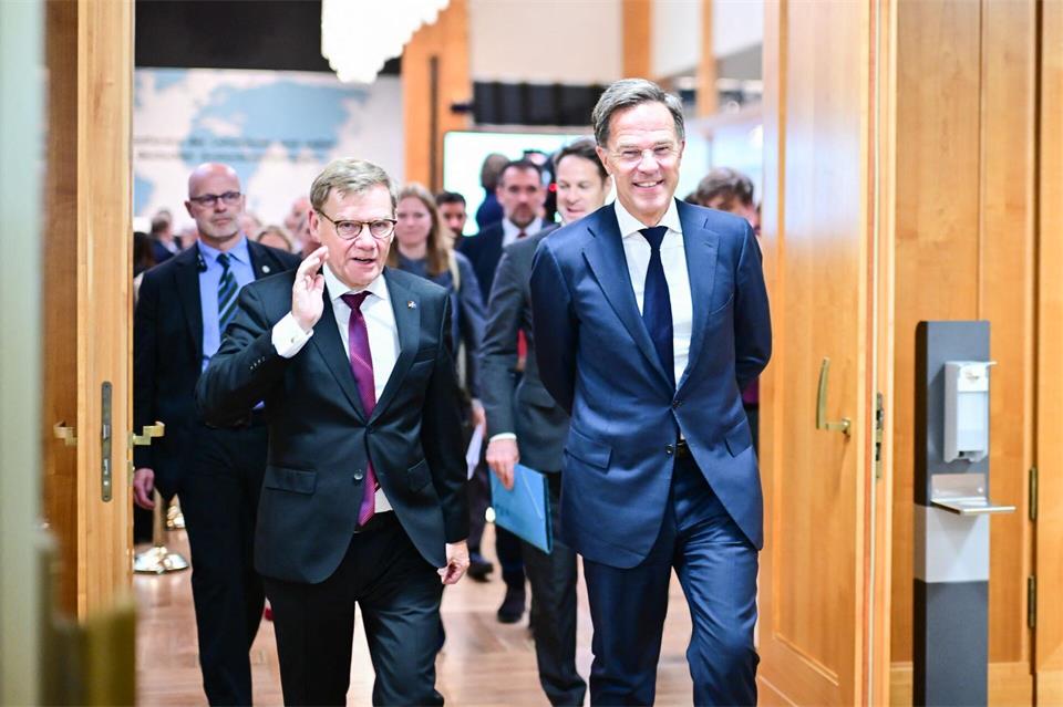 Sah in Russlands Kurs zuletzt Verzweiflung wegen ausbleibender Erfolge im Ukraine-Krieg: Nato-Generalsekretär Mark Rutte (r) - hier bei einem Treffen mit Bundesaußenminister Johann Wadephul. (Archivbild)Sebastian Gollnow/dpa