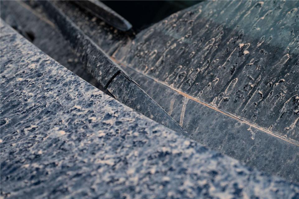 Sahara-Staub legt sich als feiner Film auf Autos ab und kann bei falscher Reinigung Kratzer verursachen.picture alliance/dpa