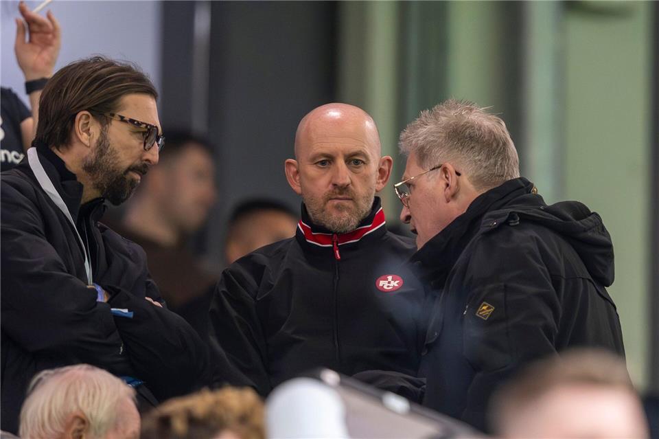 Sahen eine weitere FCK-Niederlage: Geschäftsführer Thomas Hengen (l) und Trainer Torsten Lieberknecht (m).David Inderlied/dpa