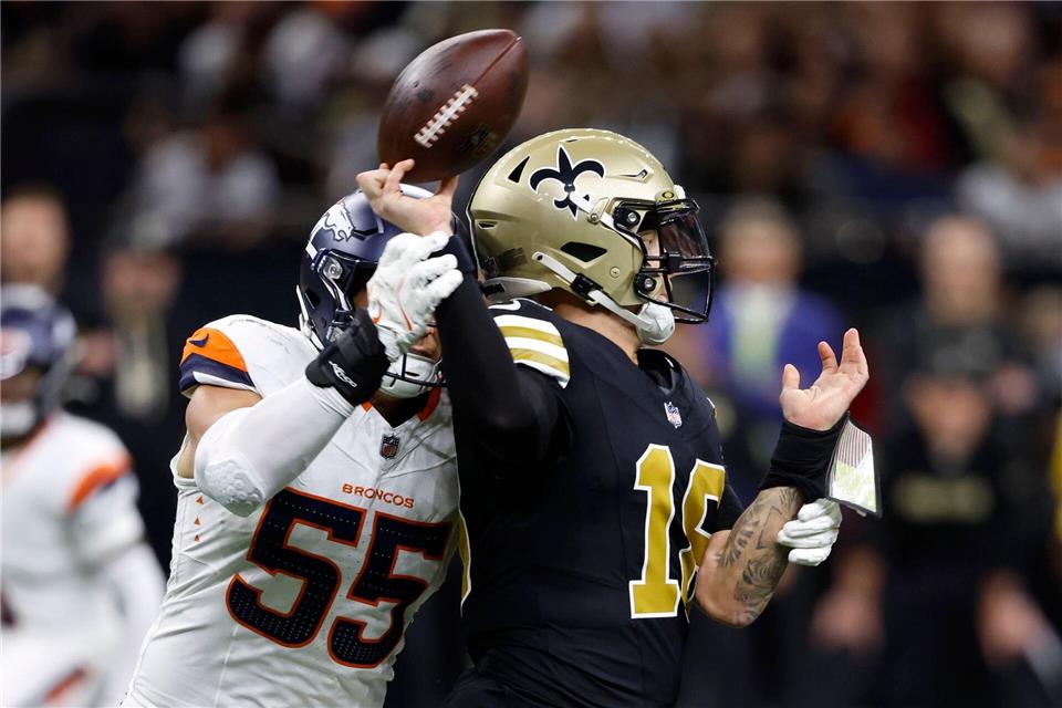 Saints-Quarterback Spencer Rattler geriet zu oft unter Druck.Butch Dill/AP/dpa