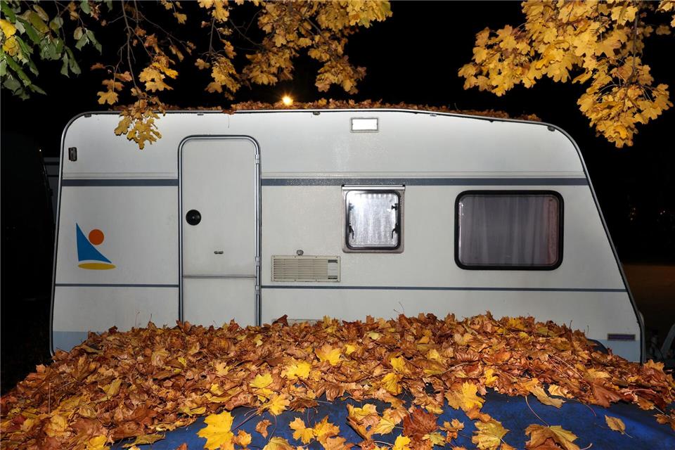 Saison vorbei? Nun ist es Zeit, Freizeitfahrzeuge wie Wohnwagen in die Winterpause zu schicken - gut geputzt am besten.picture alliance/dpa