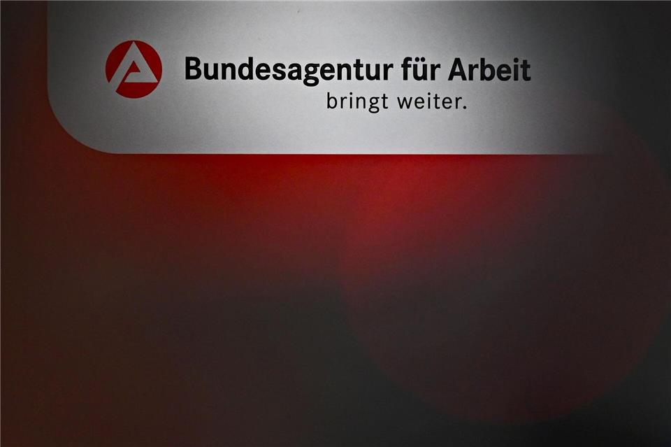 Arbeitsmarkt in Sachsen-Anhalt weiter unter Druck Saisonbedingt ist die Arbeitslosigkeit in Sachsen-Anhalt leicht zurückgegangen, bleibt aber höher als im Vorjahr. (Archivbild)Philipp Znidar/dpa