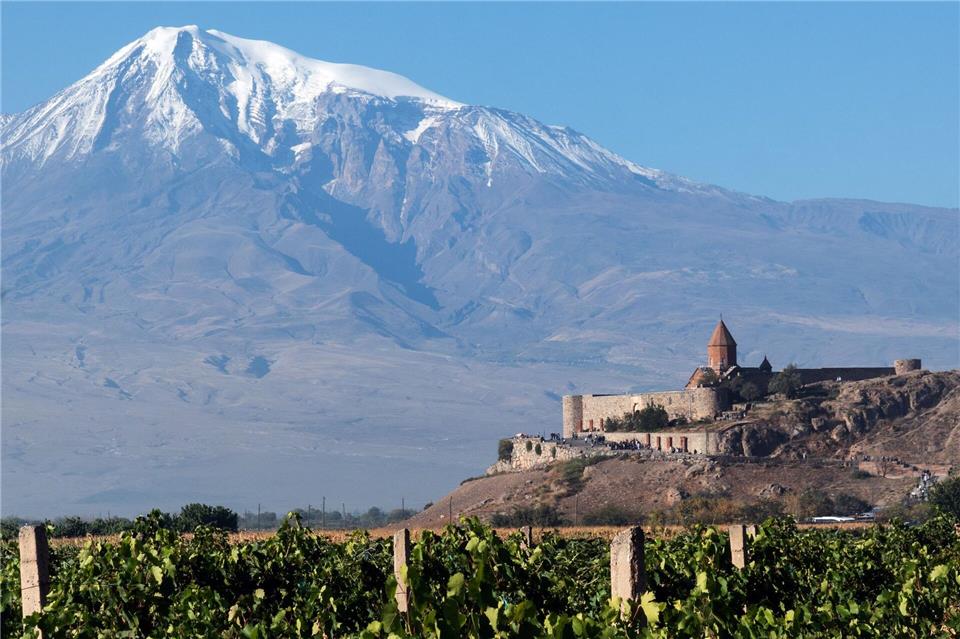 Sakralbau vor der Kulisse des heiligen Berges: das Kloster Khor Virap mit dem Ararat im Hintergrund.Andreas Drouve/dpa-tmn