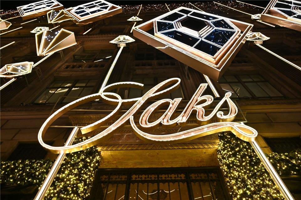 Saks Global entstand 2024 aus der Fusion der US-Luxuskaufhausketten Saks Fifth Avenue und Neiman Marcus. (Archivbild)Evan Agostini/Invision/AP/dpa