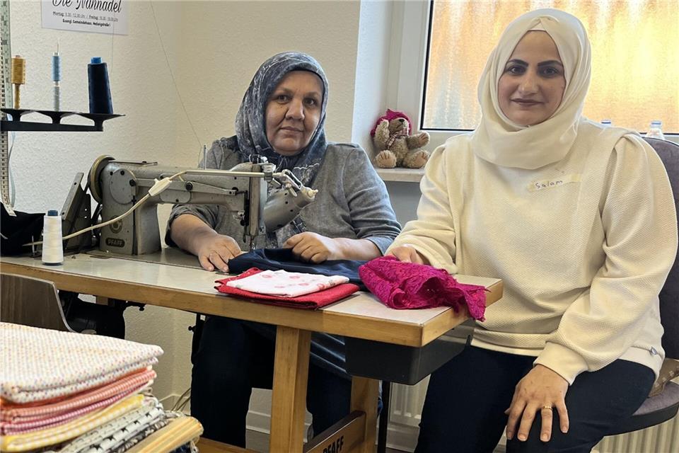 Salam Mohamed (rechts) leitet seit Beginn die Schneiderei „Nähnadel“. Melek Gök (links) war bei Gründung dabei, ist aber inzwischen nicht mehr als Schneiderin aktiv.