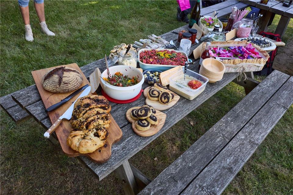 Salat- und Kräuterbuffet bei Wanderung nach Wilsede. Georg Wendt/dpa