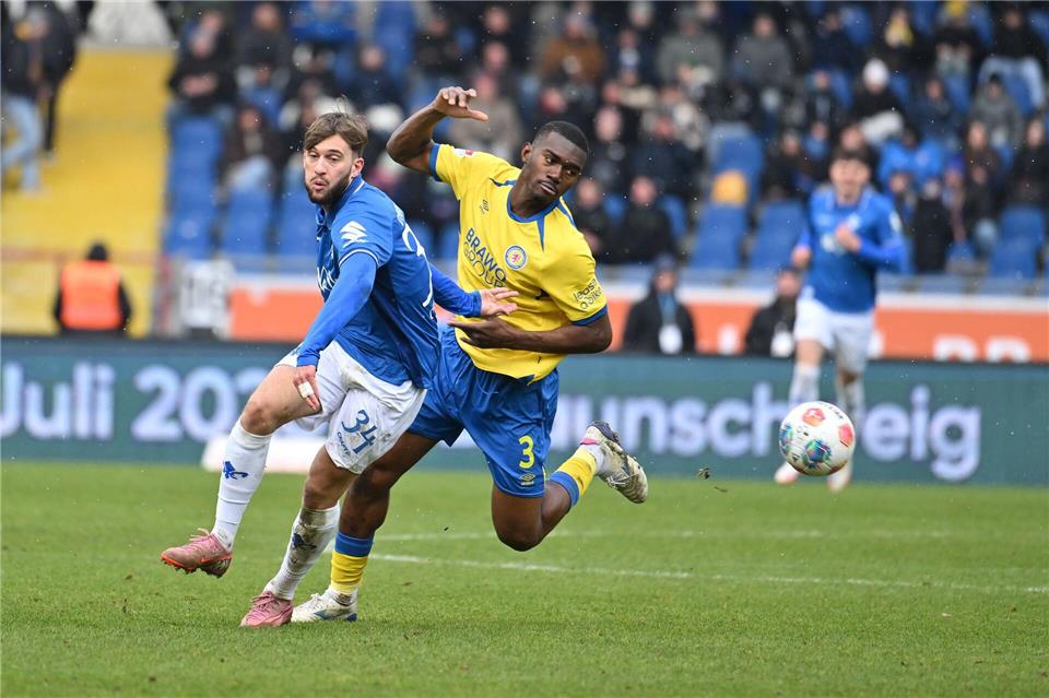 Salomon Nkoa (r, Eintracht Braunschweig) im Zweikampf mit Killian Corredor (SV Darmstadt 98).Swen Pförtner/dpa