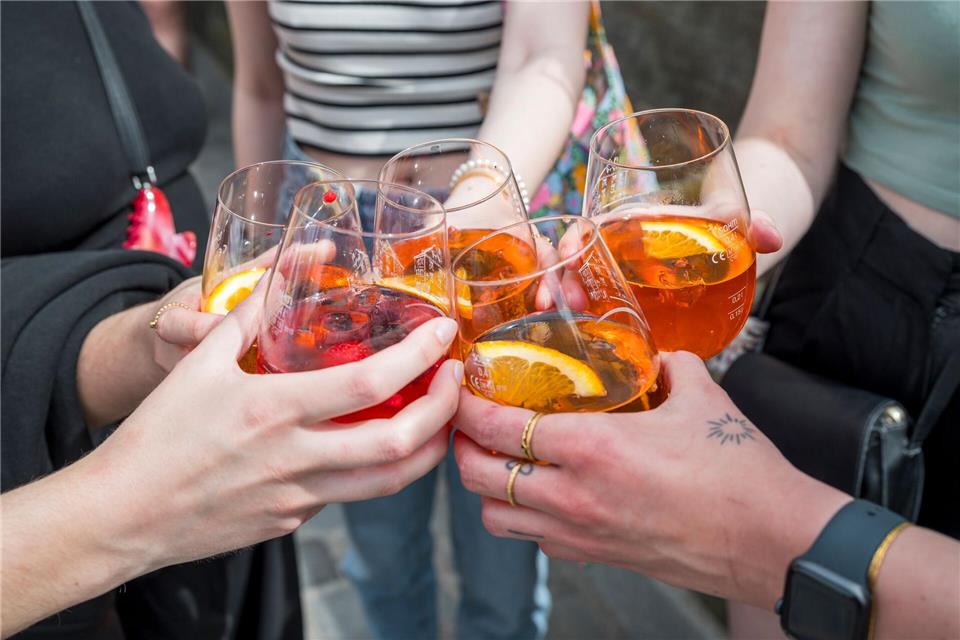 Salute, Cheers, Prost: Fünf Personen stoßen mit Aperol Spritz an. (Archivbild)Daniel Vogl/dpa