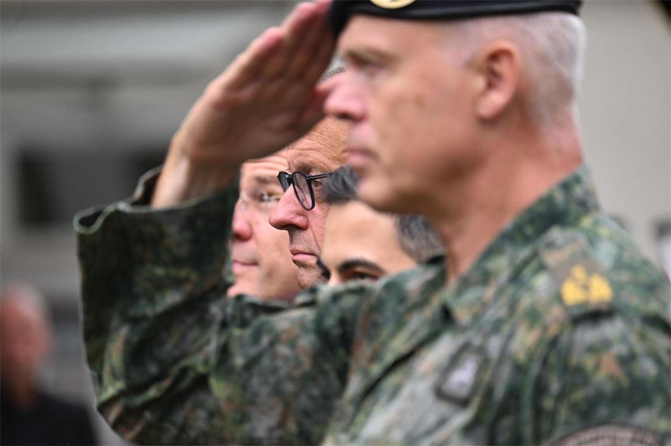 Salutieren für den Kanzler beim Besuch des deutsch-niederländischen Corps.Federico Gambarini/dpa