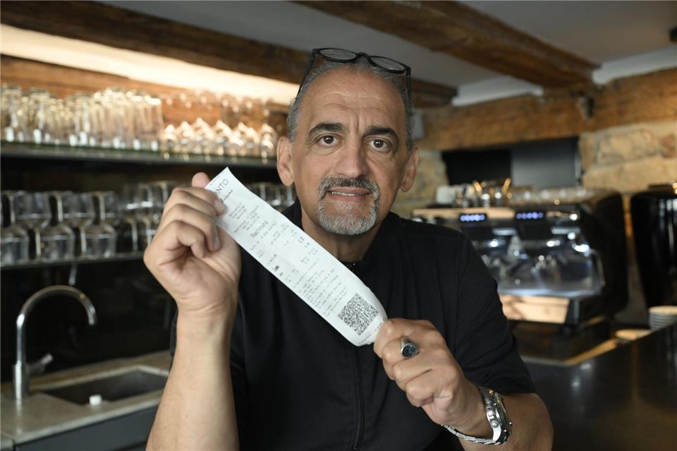 Salvatore Marrazzo in seinem Restaurant: Verbraucherschützer betonen, dass Gastronomen getrennte Rechnungen nur wünschen, nicht aber verbieten können.David Pichler/dpa