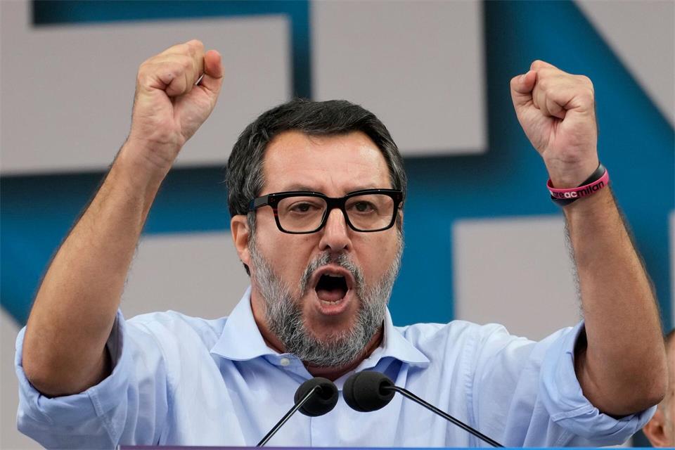 Salvini erklärte, die Entwicklungen machten die „starke Forderung nach Veränderung, Sicherheit und Arbeit“ deutlich. (Archivbild)Antonio Calanni/AP/dpa