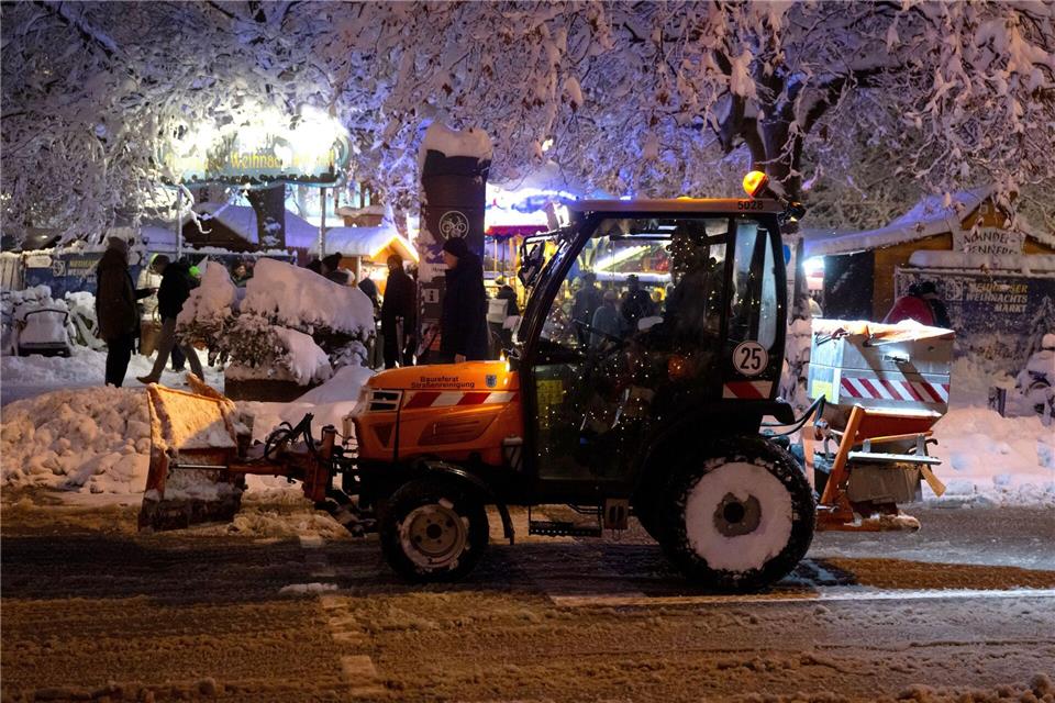 Salz wollen die Kommunen möglichst wenig streuen. (Archivbild)Sven Hoppe/dpa