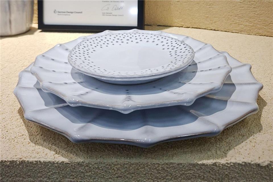 Salzige Brise für den Tisch: die Keramiklinie „Sea“ von Nosse Ceramics spielt mit Meeresmotiven. Hier zu sehen auf der Messe Ambiente.Jessica Kliem/dpa-tmn