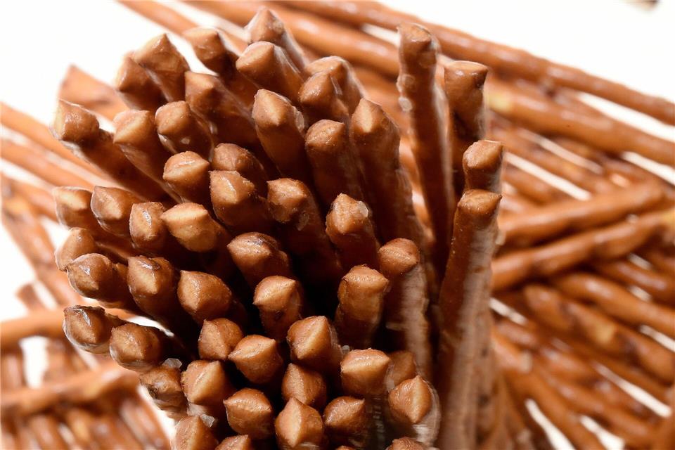 Salzstangen sind ein beliebter Knabberspaß. „Öko-Test“ kritisiert aber in einigen der untersuchten Produkte den erhöhten Acrylamidgehalt.Holger Hollemann/dpa/dpa-tmn