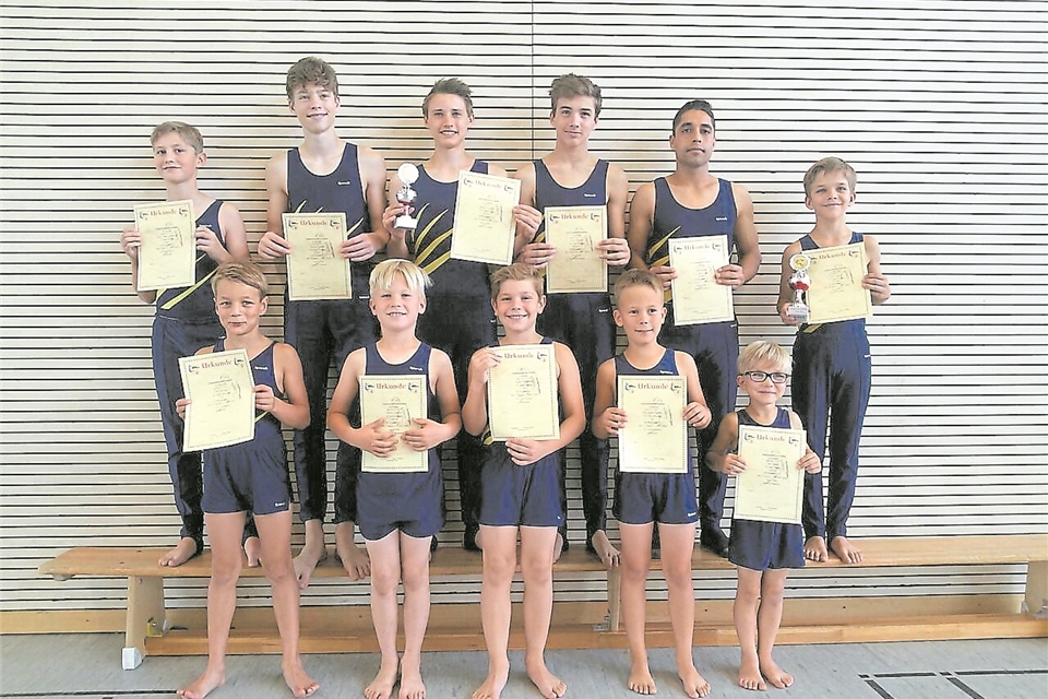 Sammelte Titel, Platzierungen und Erfahrung bei den Münsterland-Einzelmeisterschaften: Die zwölfköpfige Riege der Weseker Geräteturner.privat