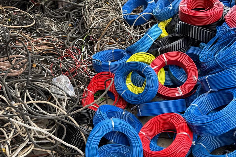Sammler liefern Kabel an und werden nach Preislisten für die darin enthaltenen Rohstoffe bezahlt. Christina Peters/dpa