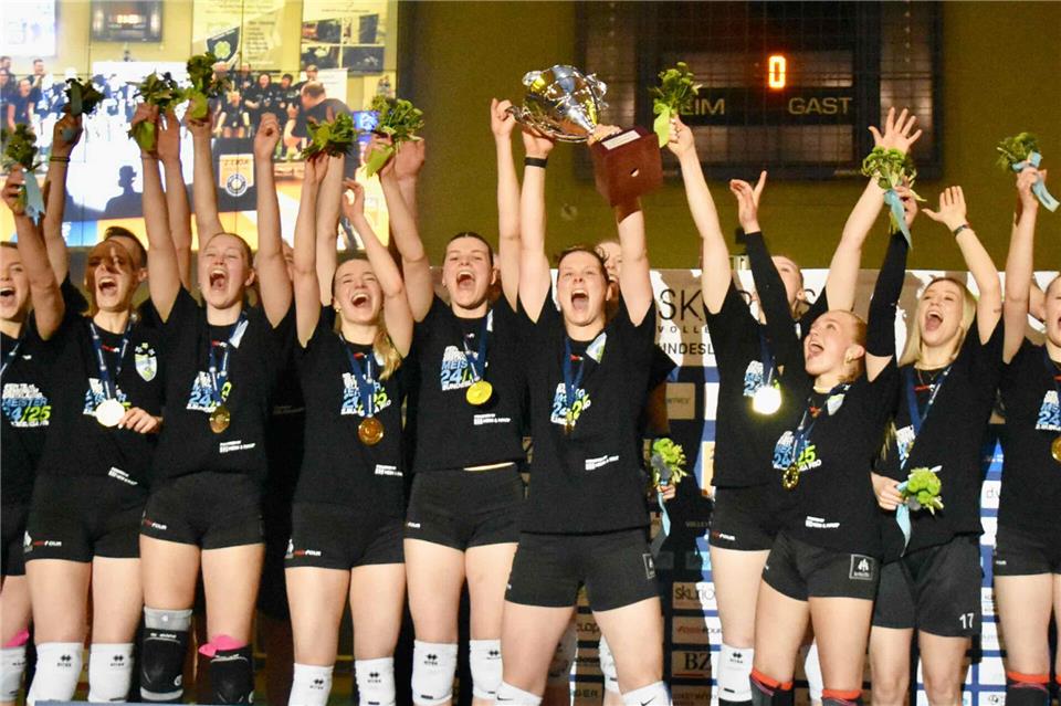 Samstagabend um kurz nach neun: Borkens Kapitänin Fabienne Coenders reißt den Meisterpokal Richtung Hallendecke. Die Mannschaft jubelt, über 1000 Zuschauer haben sich von den Plätzen erhoben. Für den dritten Zweitliga-Titel der Skurios Volleys gab‘s aber nicht nur Cup und Medaillen, sondern auch den Aufstieg in die 1. Bundesliga.