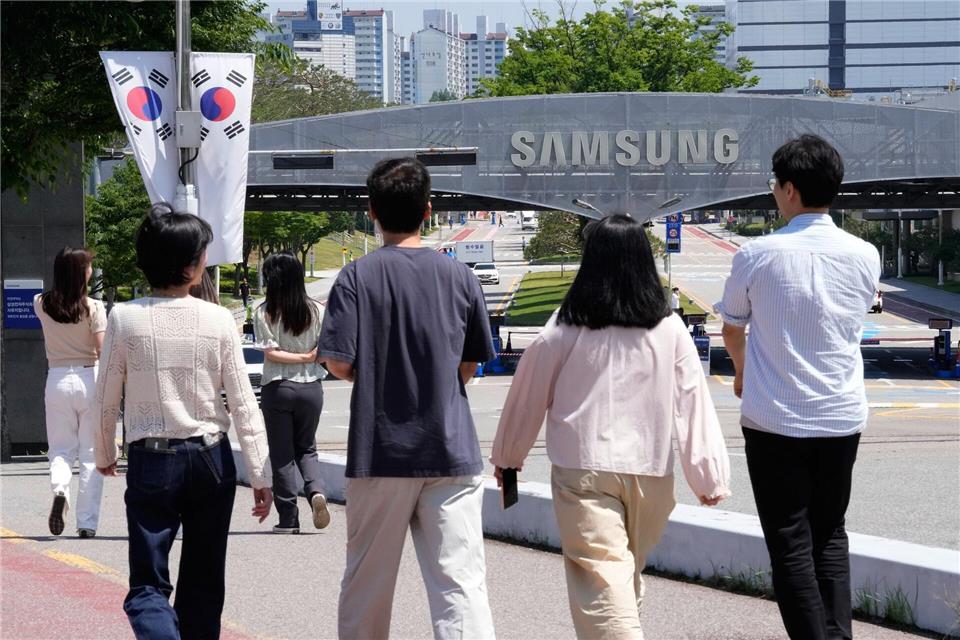 Samsung Electronics hat einen historischen Rekordgewinn für das zweite Quartal verbucht. Ahn Young-joon/AP/dpa