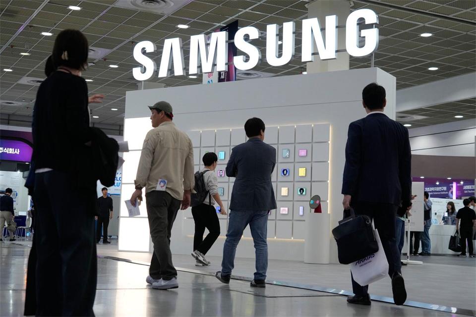 Samsung Electronics hat im dritten Quartal einen Rekordgewinn eingefahren. (Archivbild)Ahn Young-joon/AP/dpa