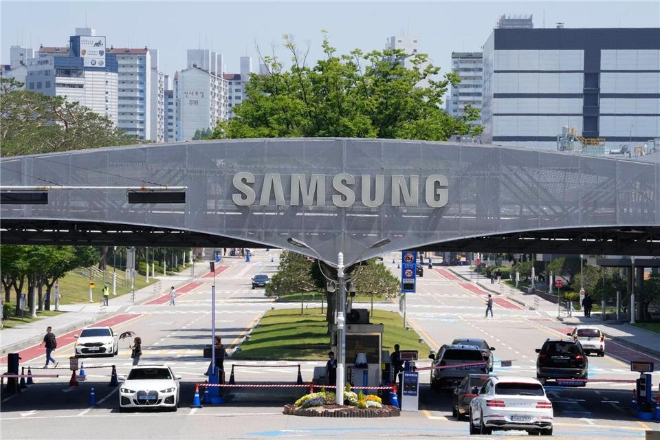 Samsung Electronics ist das größte Unternehmen Südkoreas - und profitiert massiv vom KI-Boom.Ahn Young-joon/AP/dpa