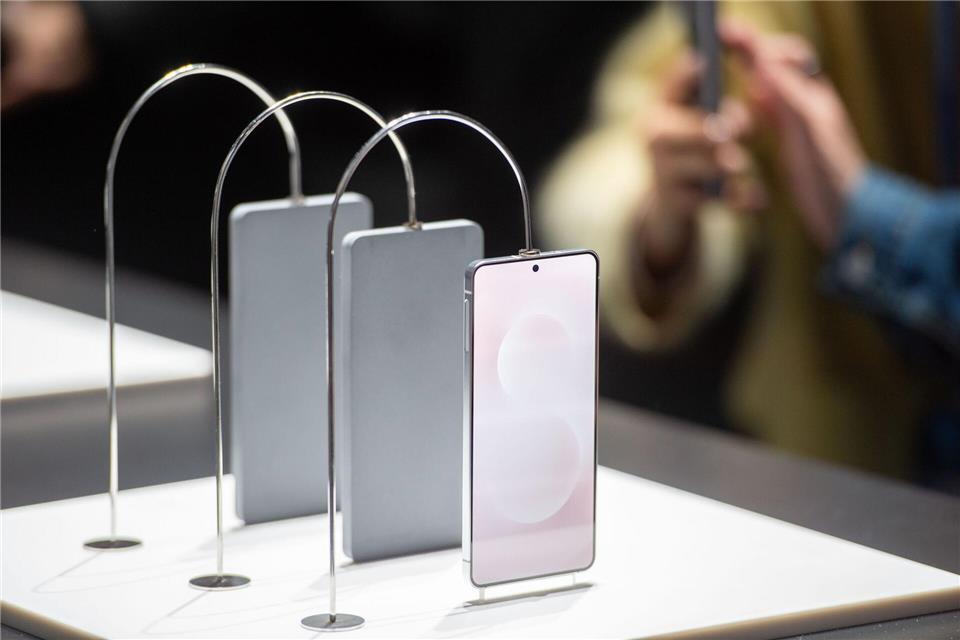 Samsung Galaxy S25: Kamera, KI und eine dünne Überraschung  Samsung gab bei der Vorstellung der Smartphone-Reihe Galaxy S25 auch einen Ausblick auf das neue Modell Edge. Details gab es aber keine - nur einen Verkaufsstart in 2025.Andrej Sokolow/dpa-tmn/dpa