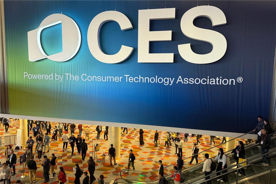 Samsung will mit dem massiven KI-Einsatz seine Konkurrenten auf Abstand halten, kündigte der südkoreanische Elektronikriese auf der CES an.Christoph Dernbach/dpa