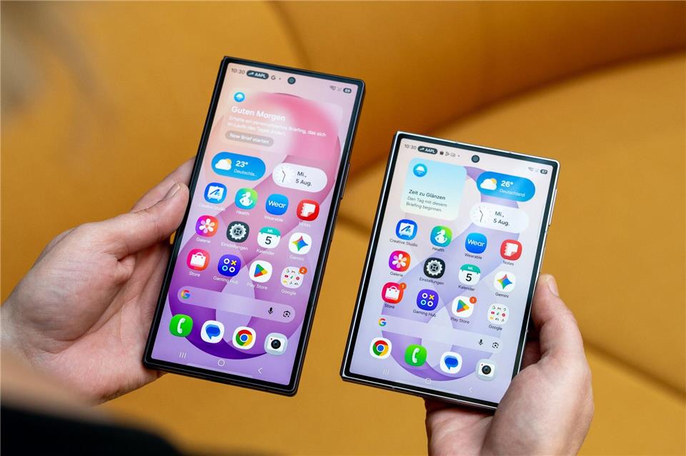 Samsungs neue Falt-Smartphones: Das schlankere Galaxy Z Fold 8 Ultra (links) und das breitere Galaxy Z Fold 8 (rechts) im zugeklappten Zustand nebeneinander.Nico Tapia/dpa-tmn