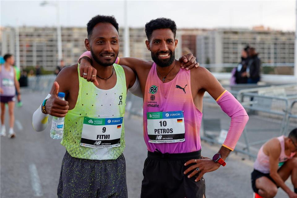 Samuel Fitwi (l) und Amanal Petros lieferten sich beim Silvesterlauf in Trier ein Duell. (Archivbild)David Gonzalez/dpa