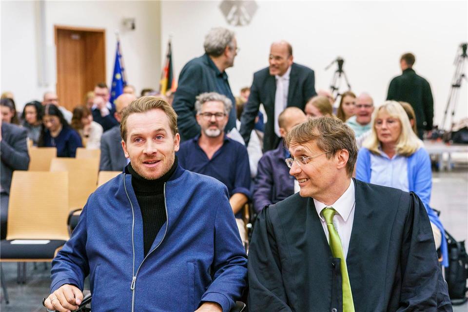 Samuel Koch sitzt mit seinem Anwalt Oliver Negele vor Verhandlungsbeginn im Gerichtssaal am Bundessozialgericht. Andreas Arnold/dpa