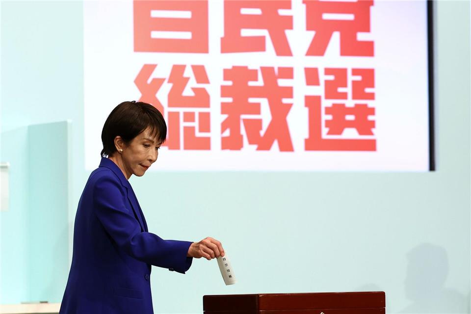 Sanae Takaichi übernimmt als erste Frau den Vorsitzt der regierenden LDP.Kim Kyung-Hoon/Pool Reuters/AP/dpa