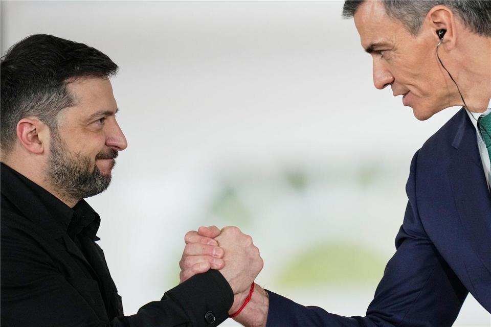 Sánchez bekräftigte die „vollständige und entschiedene“ Unterstützung Spaniens für die Ukraine.Bernat Armangue/AP/dpa