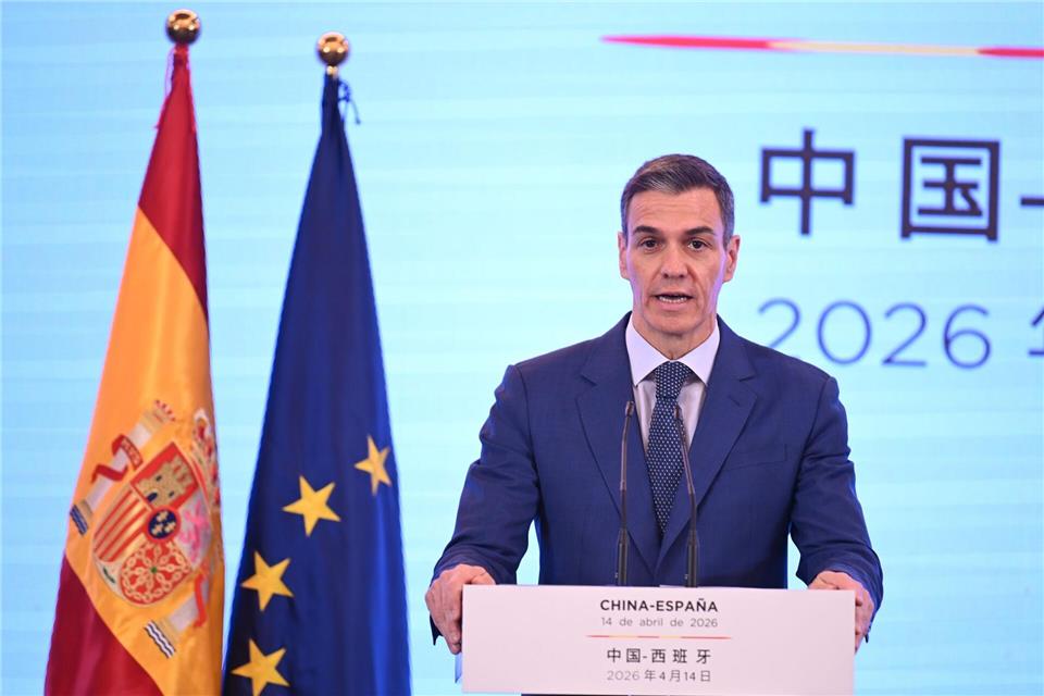 Sánchez wies in China die Kritik an der Maßnahme zurück.Johannes Neudecker/dpa