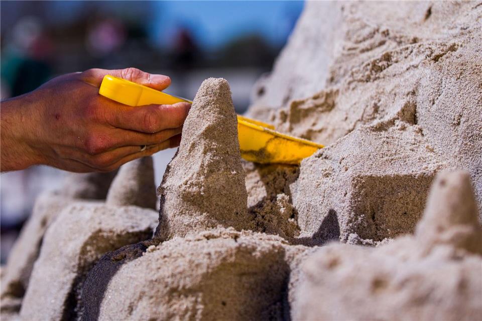 Sandburgen-Wettbewerb an der Ostsee? Da wollen Behörden mitsprechen. Kritiker sagen: zu viele. (Symbolbild)picture alliance / dpa