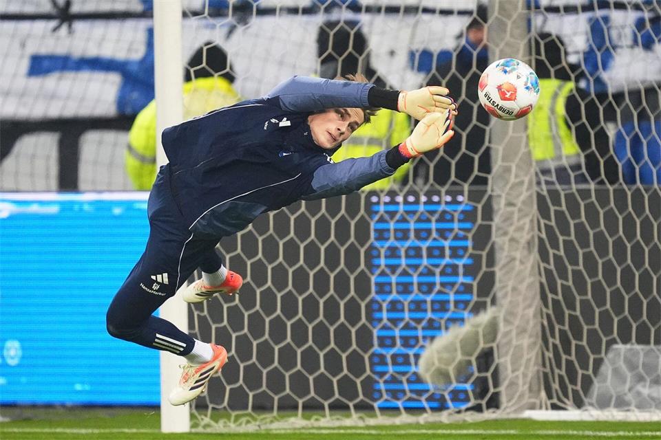 Sander Tangvik steht beim Pokalspiel des HSV gegen den SC Verl im Tor. (Archivbild)Marcus Brandt/dpa