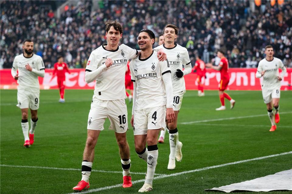 Sander und Diks freuen sich über die frühe Führung.Marius Becker/dpa