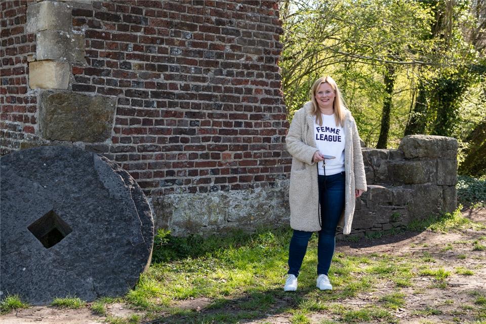 Sandra Daxl von den Raesfelder Landfrauen stellt einige Stationen der Wasserrallye vor.