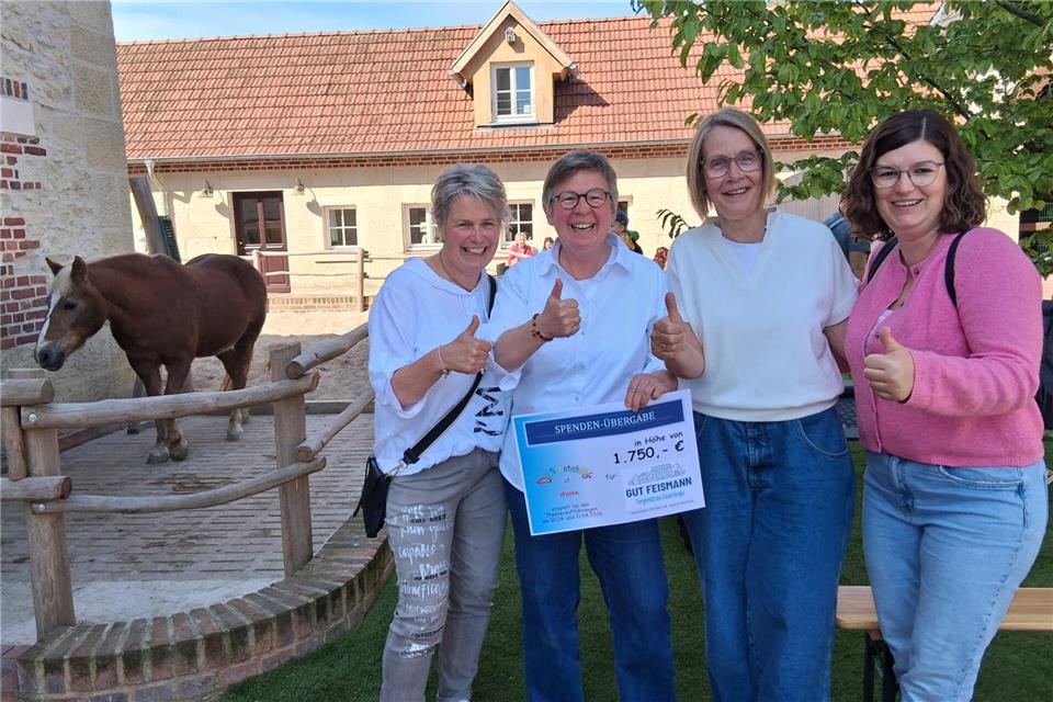 Sandra Hartog (l.), Birgit Hante und Christine Bücke (3. und 4. von lins) übergeben die Spenden an Carolin Feismann vom Gut Feismann.