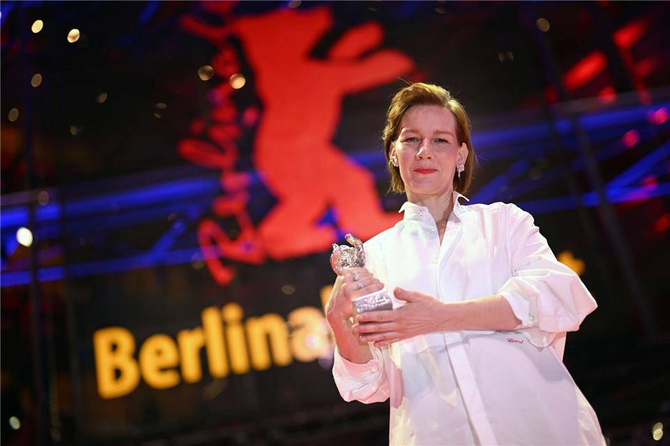 Sandra Hüller zeigt ihren Silbernen Bären für die beste schauspielerische Leistung in einer Hauptrolle im Film „Rose“ nach der Preisverleihung bei der Abschlussgala der Berlinale.Sebastian Christoph Gollnow/dpa