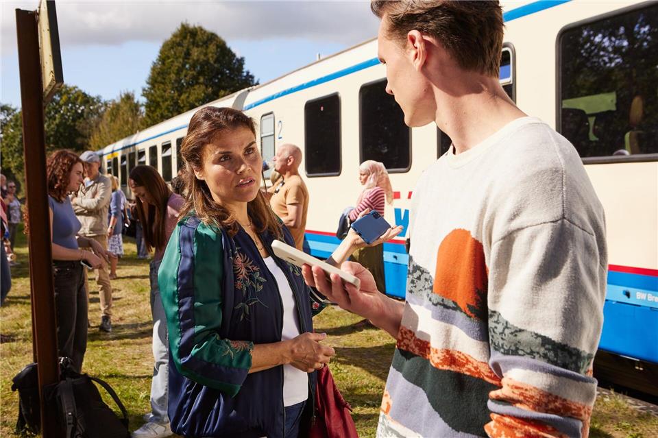 Sandra (Katharina Wackernagel) und Otis‘ (Rick Okon) treffen sich beim unplanmäßigen Halt eines Zugs. Andrea Küppers/ZDF/dpa